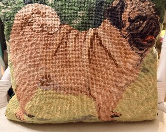 Cojín vintage de lana con diseño de perro pug bordado a mano, estilo rústico.
