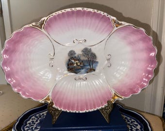 Precioso y raro plato de porcelana rosa festoneado con escena de cabaña invernal, de mediados del siglo XX