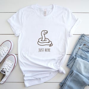 Rolig orm-T-shirt, söt minimalistisk kungspyton-T-shirt, grafisk skjorta för reptilälskare, unisex djurgåva
