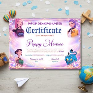 Peut inclure: Certificat de réussite pour Poppy Monroe, avec le texte "K-POP DEMON HUNTER" en haut. Le certificat a un design rose et violet avec des illustrations de personnages de style anime et un chat de dessin animé bleu.