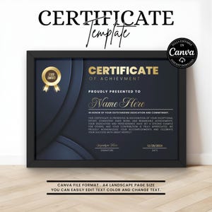 Puede incluir: Un modelo de certificado enmarcado con un diseño azul marino y dorado. El certificado dice "Certificado de Logro" e incluye espacio para un nombre, firma y fecha. También es visible el texto "Totalmente editable en Canva".