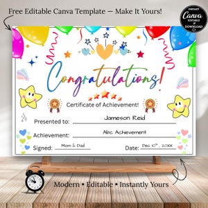 Puede incluir: Un certificado blanco con globos, estrellas y corazones coloridos. El texto dice "¡Enhorabuena!" y "¡Certificado de Logro!" con espacios para detalles. El certificado está sobre un soporte de madera con un reloj.