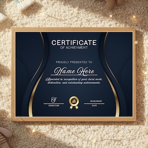 Pode incluir: Um certificado de realização em uma moldura de madeira clara com fundo azul-marinho escuro e detalhes dourados curvos. O texto diz CERTIFICATE OF ACHIEVMENT, PROUDLY PRESENTED TO, Name Here, Awarded in recognition of your hard work, dedication, and outstanding achievements, SIGNATURE, 2020 AWARD e 10/10/2030 DATE.