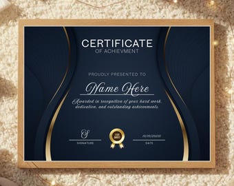 Puede incluir: Un certificado de logro en un marco de madera clara con fondo azul marino oscuro y detalles dorados curvos. El texto dice CERTIFICATE OF ACHIEVMENT, PROUDLY PRESENTED TO, Name Here, Awarded in recognition of your hard work, dedication, and outstanding achievements, SIGNATURE, 2020 AWARD y 10/10/2030 DATE.