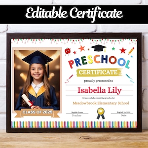 Può includere: Un certificato prescolare incorniciato con il testo "Editable Certificate" in alto. Il certificato presenta una foto di un bambino con la toga di laurea, il nome "Isabella Lily" e il testo "CLASS OF 2025". Illustrazioni colorate circondano il testo.