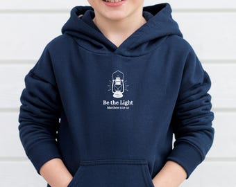 Sei das Licht Matthäus 5: 14-16 Jugend bestickter Hoodie | Laterne Bibel Vers Gildan 18500B Christliches Sweatshirt | Kinderglaube Geschenk
