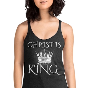 Könnte beinhalten: Ein dunkelgraues Tanktop mit dem weißen Text "CHRIST IS KING" und einer Kronengrafik. Das Tanktop hat einen Rundhalsausschnitt und einen Racerback-Schnitt.