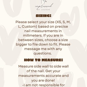 Pu&ograve; includere: Grafica color crema con testo sulle taglie delle unghie e istruzioni di misurazione. Il testo include "SIZING:" e "HOW TO MEASURE:" con dettagli sulla selezione delle taglie (XS, S, M, L, Custom) in base alle misure delle unghie in millimetri.