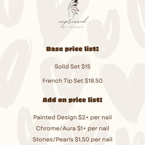 Pu&ograve; includere: Un listino prezzi per servizi di unghie, con un logo raffigurante una mano che tiene un flacone di smalto per unghie. L'elenco include i prezzi base per set solidi e French, e prezzi aggiuntivi.