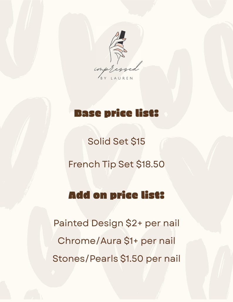 Pu&ograve; includere: Un listino prezzi per servizi di unghie, con un logo raffigurante una mano che tiene un flacone di smalto per unghie. L'elenco include i prezzi base per set solidi e French, e prezzi aggiuntivi.