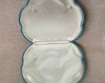 Vintage blue velvet heart necklace jewelry presentation clamshell box