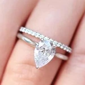Set di anelli di fidanzamento con zirconi cubici taglio a pera: fede nuziale in argento sterling con moissanite