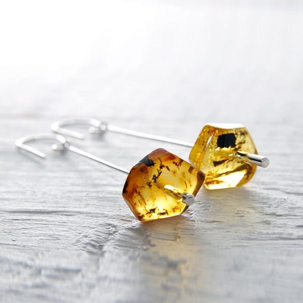 Pendientes minimalistas de plata de ley con ámbar, regalo para ella.