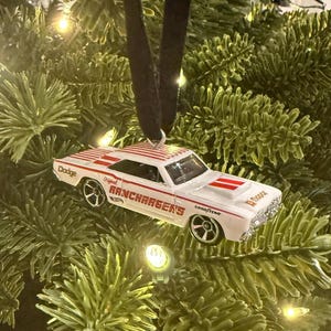 Dodge Dart Replica Weihnachtsverzierung mit personalisierter Geschenkbox | 1968 Dodge Dart Diecast Ornament für Baum