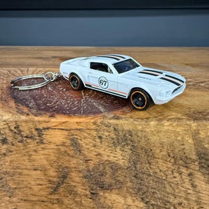 1967 Ford mustang Shelby ID500 Schlüsselanhänger Classic Muskelauto Accessoire für Ihn Auto-Liebhaber Sammlerstück Ford Rennwagen-Enthusiast Geschenk Autoschlüssel