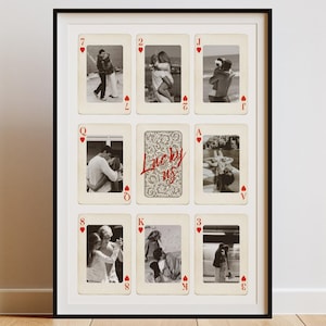 Peut inclure: Cadre mural avec un design de cartes à jouer, chacune contenant des photos en noir et blanc de couples. La carte centrale porte l'inscription "Lucky Us" en rouge. Le cadre est noir.