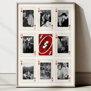 Può includere: Un'opera d'arte incorniciata con nove disegni di carte da gioco con fotografie in bianco e nero. La carta centrale è una carta Uno rossa con la scritta "LOVE YOU MORE". Le altre carte mostrano varie immagini di coppie.