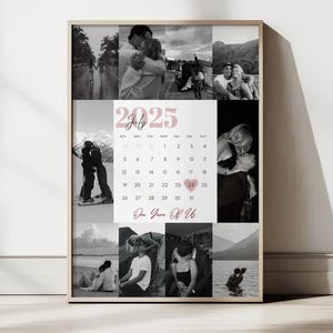 Puede incluir: Un collage de fotos en blanco y negro enmarcado con múltiples imágenes, incluido un calendario de julio de 2025. El calendario resalta un corazón el día 24. La frase "One Year Of Us" está escrita debajo del calendario.