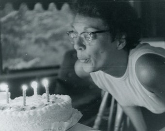 Photo en noir et blanc de 1969 - « Another Year of Wishes » - Femme soufflant des bougies pour son gâteau d'anniversaire - 52