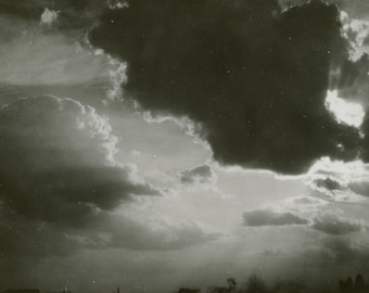 Carte postale ancienne avec photo réelle RPPC - « Avant le tonnerre, avant la grêle » - Ciel dramatique, nuages, nature - 110