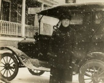 Photographie ancienne - « In the Blizzard » - femme debout dans la neige, véhicule automobile, hiver, photo vintage - 150