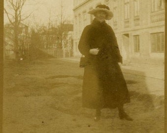 Ancienne photo de femme fille fanée - « La mystérieuse dame du mardi » - 155