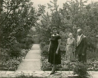 Snapshot Photo - "The Visitors are Here" - Vintage Photo, People, Garden, Storytelling Picture, Paper Ephemera - 113