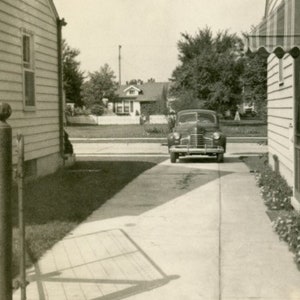 Photo vernaculaire vintage - « Visiteur indésirable » - Voiture classique, allée en stationnement, maison, souvenir américain, quartier, automobile - 109