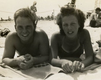 Vintage 1942 Photo - "Beachside Sweethearts" - Man Woman, Ocean Summer Romance Vacation - 177