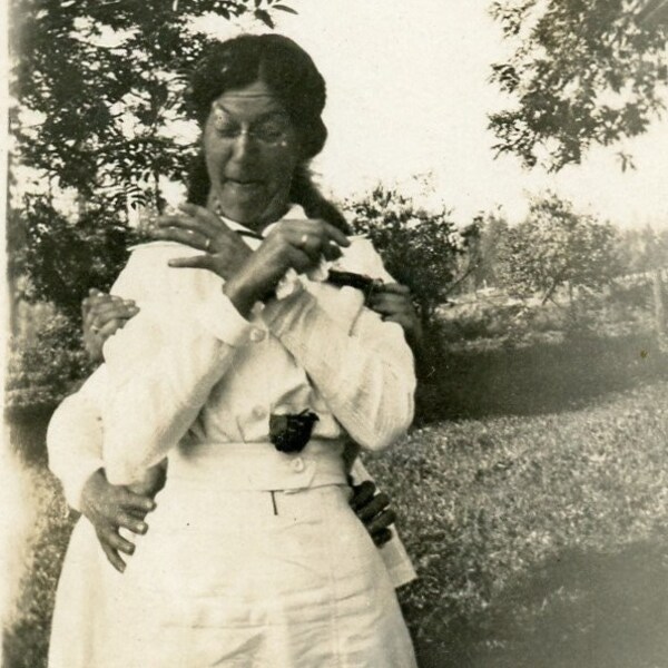 Photographie antique - « L’attaque des mains » - Humour drôle, Femmes cachées derrière, Photo vintage idiote - 68