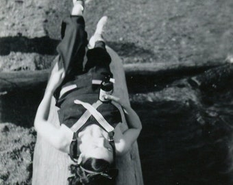 Vintage 1938 Photo - « Driftwood Leg Stretcher » - Bûche de détente pour femme au repos, Idaho Summer Vacation, Sleeping Lady - 52