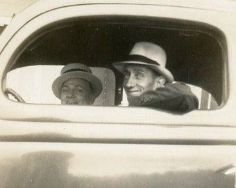 Photo d'époque - « Once Upon a Goofy Roadtrip » - Homme homme assis à l'intérieur d'une voiture, transport, véhicule automobile - 52