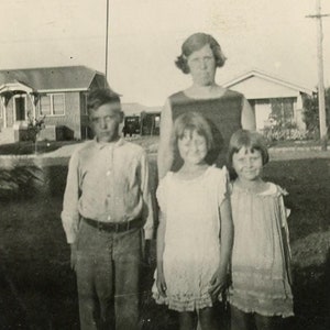 Antikes Foto - &quot;Missing Father&quot; - Familienbild, Mutter und Kinder - 187