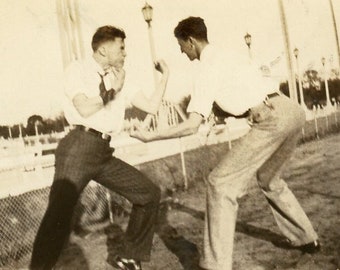 Photographie ancienne de 1928 - « Big Brother Fighting » - 107