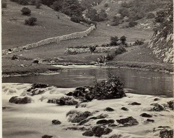 ZELDZAAM - Geïdentificeerde locatie: antieke foto uit de jaren 1800 CDV - Dovedale River, landschap Engeland, Ashbourne Europa scène - 113
