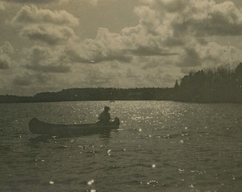 Antike Fotografie - "Mitternachtsangeln" - Silhouette Schatten Mann Sitzen Kanu, See Wasser, Dramatischer Himmel - 77