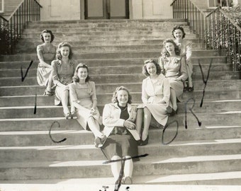 Photographie vintage - « Victory Beauties » - Women Woman Sitting Steps Building, lettres manuscrites - 52