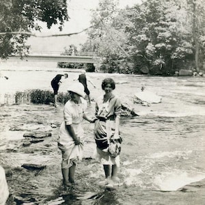 Carte postale ancienne 1914 RPPC avec photo réelle - « Profiter des pieds frais » - Americana, gens jouant dans l'eau, femmes hommes - 124