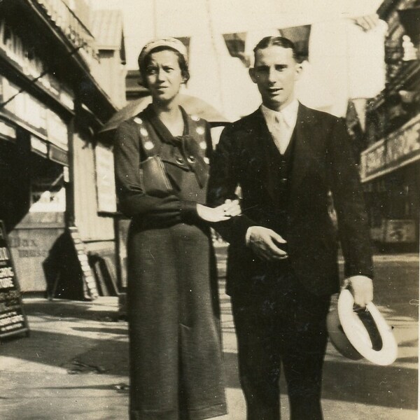 Fotografía antigua - "Encontrar romance en el paseo marítimo" - Hombre Mujer, Pareja, Amor - 105