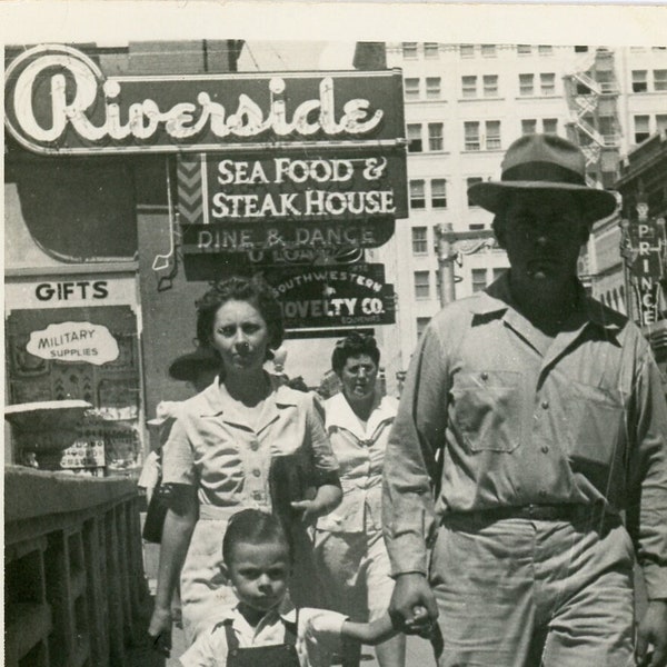 Vintage Foto - "Father's Hidden Face after Lunch" - Street Walkers, Riverside, Seafood and Steakhouse Restaurant - 119