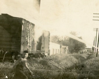 RARE photographie ancienne vieillie - « Smoky Rails » - wagon de train en feu, tuyau d'incendie pour hommes, enfant qui court devant l'appareil photo - 52