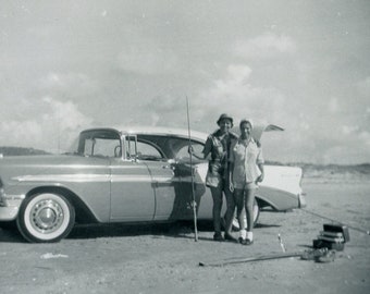 Foto en blanco y negro - "La vida es para pescar" - Coche clásico, transporte, día en la playa, recuerdos de vacaciones - 107