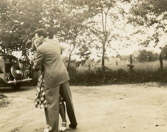 Foto vintage, ano de 1941 - "Dançarinas na entrada da garagem" - 34