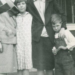 Vintage Schnappschuss - &quot;Shy Boy&quot; - Familien Bild, Frauen Frau, Kinder - 142