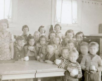 Instantánea fotográfica vintage - "Pequeños portavasos" - Niños, niño y niña en la escuela - 102