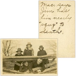 Photographie ancienne, note manuscrite au dos - « Jim a eu une mauvaise journée » - humour amusant, groupe d'amis jouant, vie de ferme dans un ranch - 154