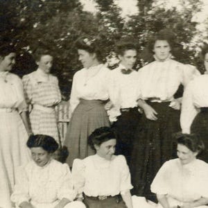 Photographie ancienne de 1908 - « The Summer Class » - note manuscrite au dos, groupe de filles d'amis, époque édouardienne - 103