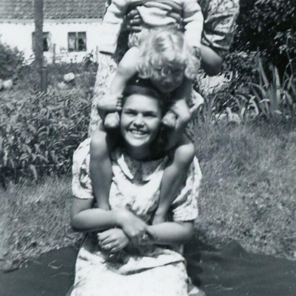 Vintage Foto Schnappschuss Bild - "Momma's Strong Shoulders" - Kinder Familien Bild - 44