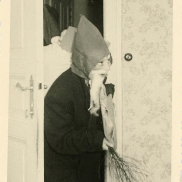 Vintage Photo "Creepy Santa Alert", Photography, Paper Ephemera, Antique, Snapshot, Old Photo, Collectibles - 0008