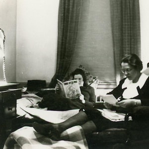 Fotografia Vintage - "Memórias de uma Noite Tranquila" - Mulheres, Mulher, Lendo, Livros, Papéis, Cartas - 110